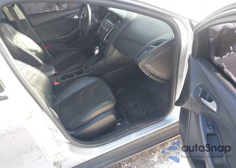 2015 Ford Focus Se z USA, uszkodzony, nr VIN 1FADP3F21FL302515